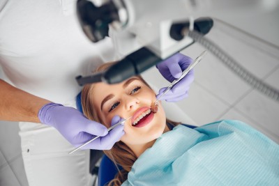 photo beautiful girl sitting in the dentist's office