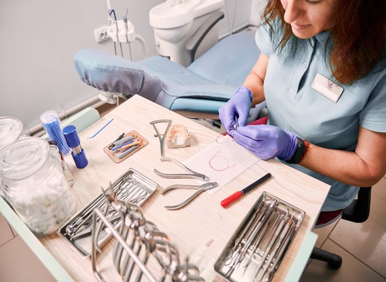 photo female orthodontist working in dental office