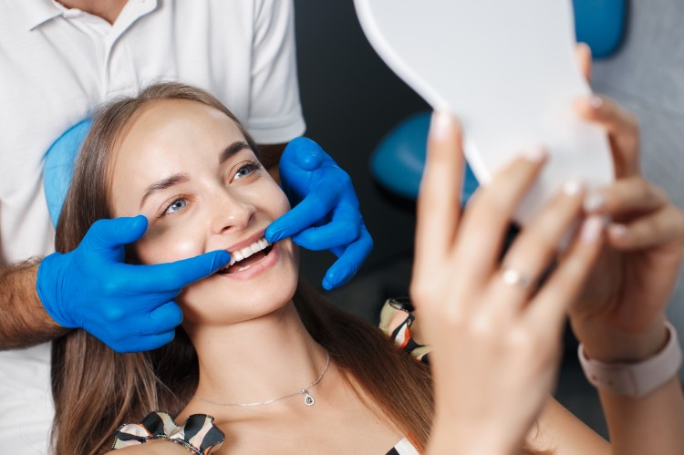 photo girl having toothache