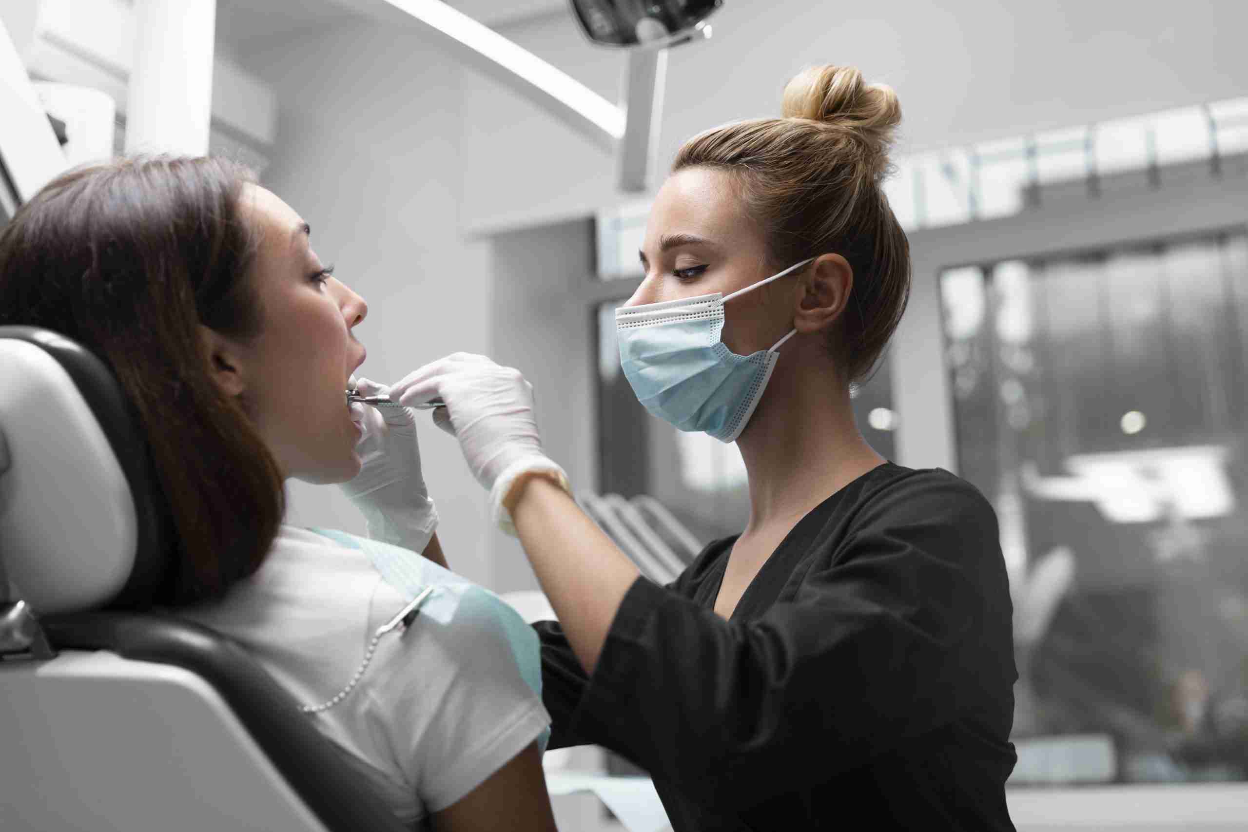 medium-shot-dentist-wearing-mask